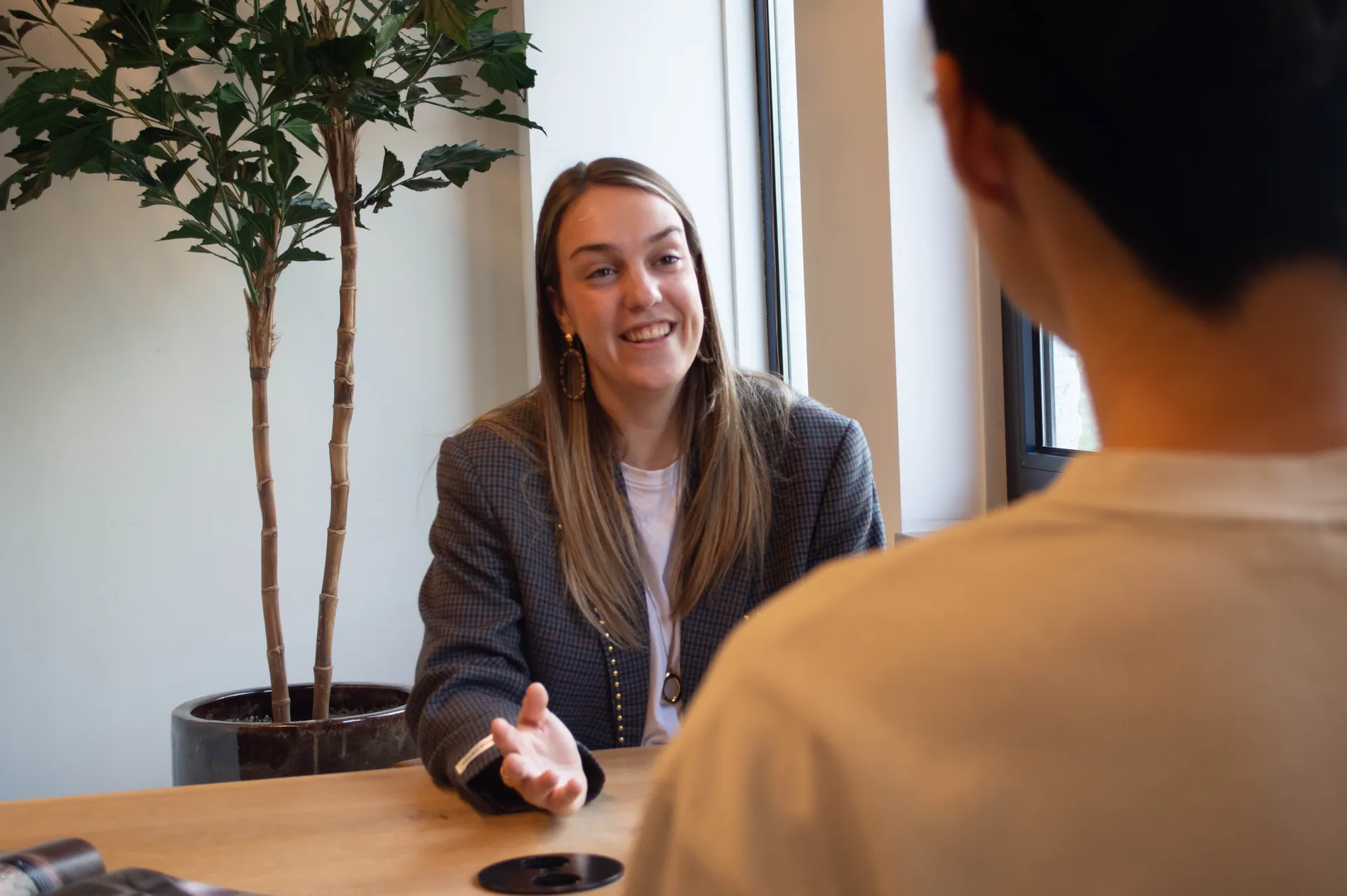 Iris tijdens een onboardingsgesprek