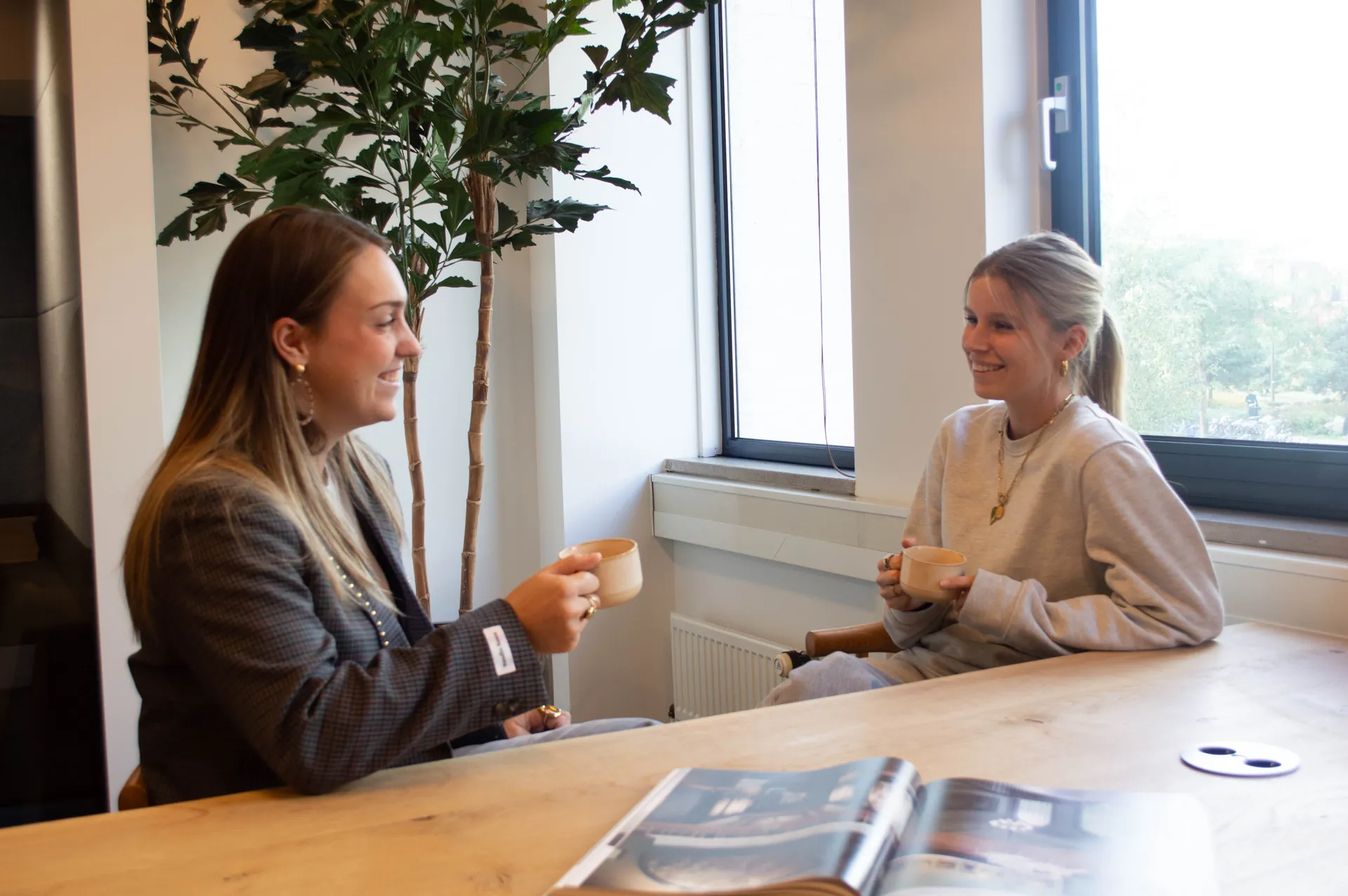 Iris en Baukje in overleg